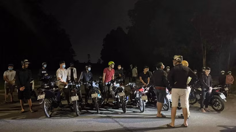Hơn 20 thanh niên bị bắt giữ do đua xe tại Bình Dương đêm 5/6, nhiều người không đeo khẩu trang. (Ảnh: TTXVN phát)