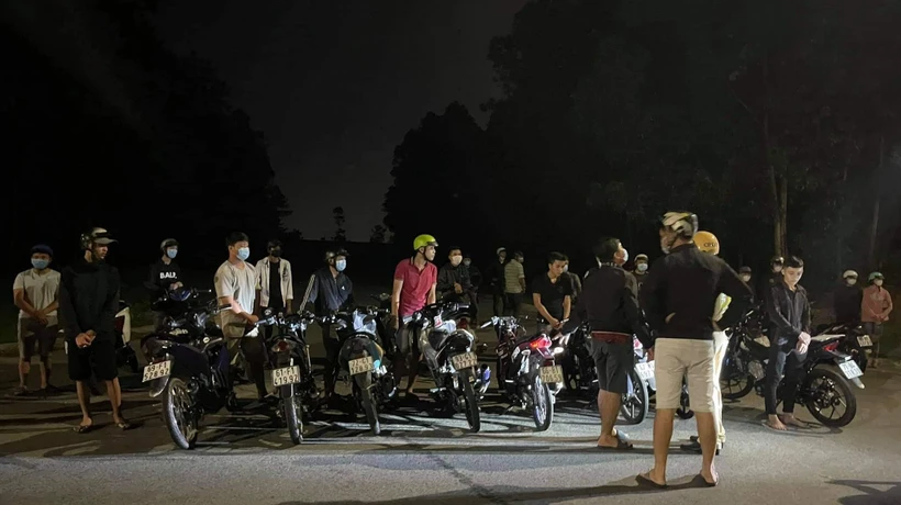 Hơn 20 thanh niên bị bắt giữ do đua xe tại Bình Dương đêm 5/6, nhiều người không đeo khẩu trang. (Ảnh: TTXVN phát)