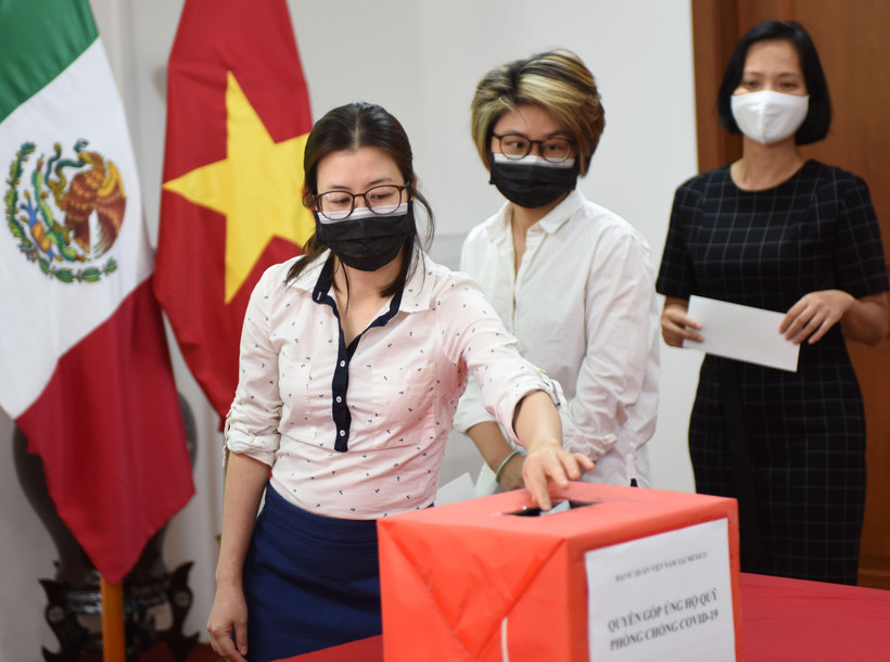 Cộng đồng người Việt tại Mexico quyên góp ủng hộ Quỹ. (Ảnh: Việt Hùng/TTXVN)