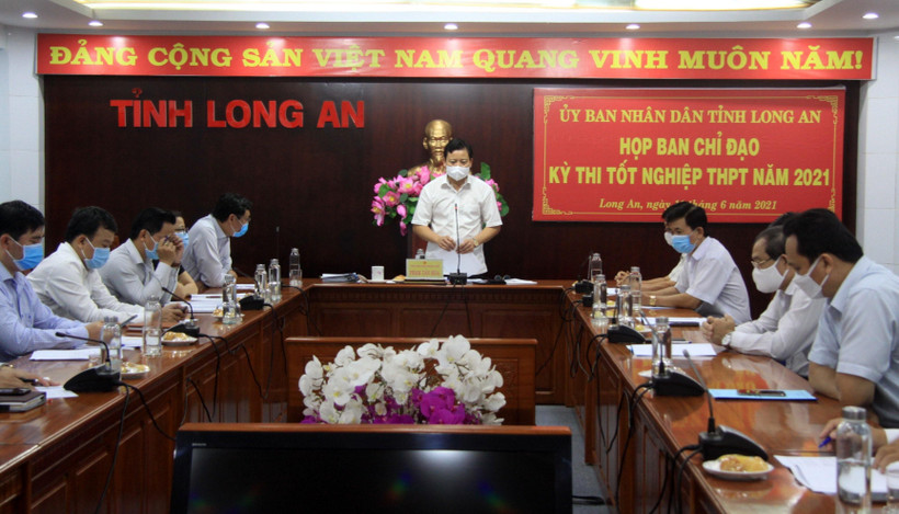 Ông Phạm Tấn Hòa, Phó Chủ tịch UBND tỉnh Long An chỉ đạo tại hội nghị về công tác chuẩn bị kỳ thi tốt nghiệp Trung học phổ thông năm 2021 tại địa bàn. (Ảnh: Đức Hạnh/TTXVN)