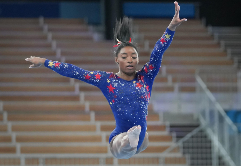 Vận động viên thể dục dụng cụ Simone Biles thi đấu ở nội dung xà lệch tại Olympic Tokyo 2020 ngày 25/7/2020. (Ảnh: THX/TTXVN)