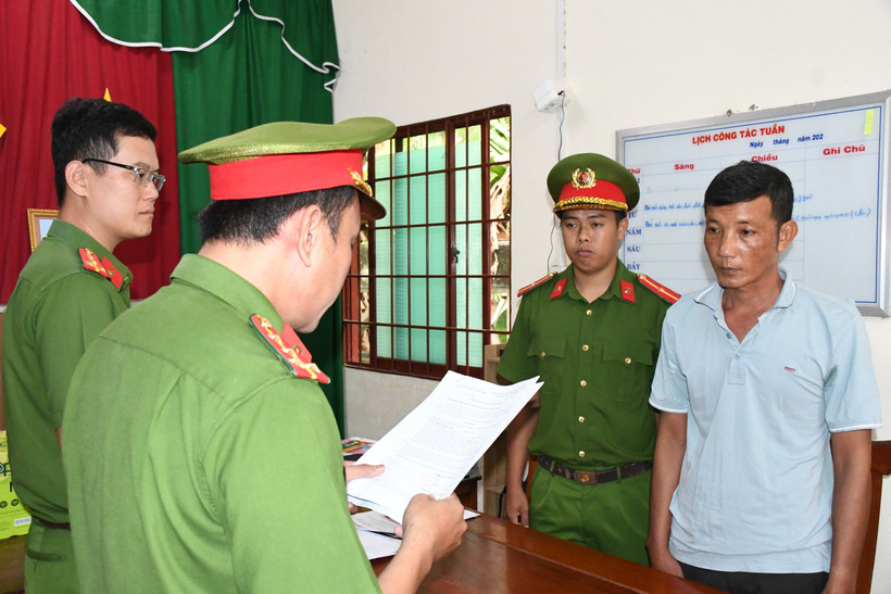 Cơ quan Cảnh sát Điều tra Công an tỉnh tống đạt các quyết định đối với bị can Nhan Thành Trung. (Ảnh: TTXVN phát)