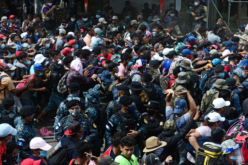 Người di cư Honduras phá hàng rào cảnh sát để vào Guatemala tìm đường tới Mỹ tại khu vực biên giới Corinto, Honduras, ngày 1/10/2020. (Ảnh: AFP/TTXVN)