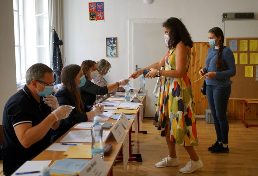 Cử tri đăng ký tại điểm bỏ phiếu bầu các hội đồng khu vực và bầu cử thay thế 1/3 vị trí của Thượng viện Cộng hòa Séc tại Prague ngày 2/10/2020. (Ảnh: THX/TTXVN)