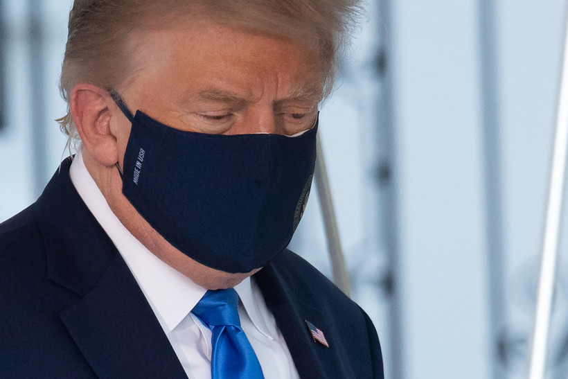 Tổng thống Mỹ Donald Trump rời Nhà Trắng để đáp chuyên cơ tới Trung tâm quân y Walter Reed ở Bethesda, bang Maryland ngày 2/10/2020. (Ảnh: AFP/TTXVN)