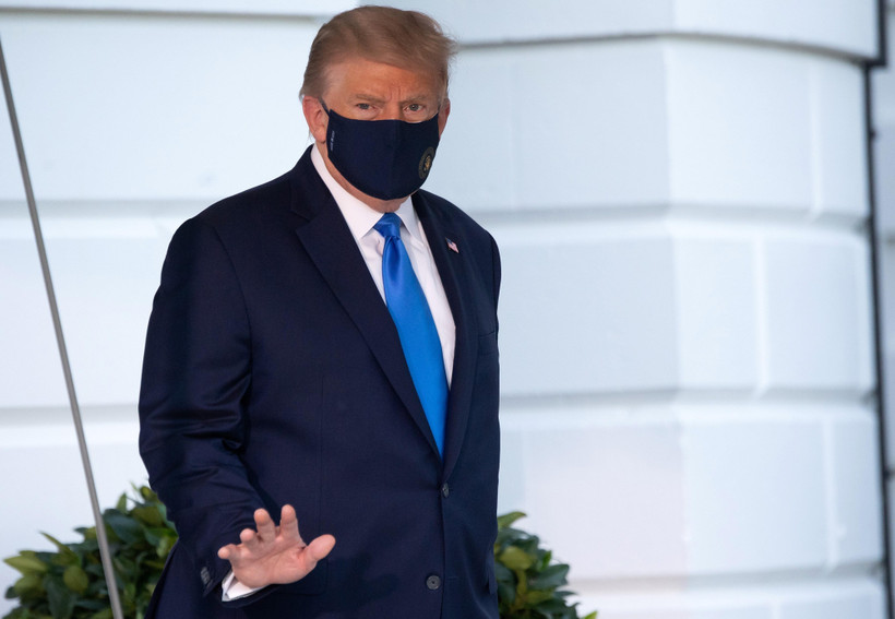 Tổng thống Mỹ Donald Trump rời Nhà Trắng để đáp chuyên cơ tới Trung tâm quân y Walter Reed ở Bethesda, bang Maryland ngày 2/10/2020. (Ảnh: AFP/TTXVN)