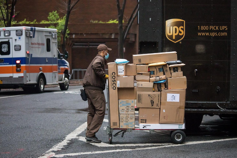 Nhân viên giao hàng làm việc tại New York, Mỹ ngày 13/4. (Ảnh: THX/TTXVN)