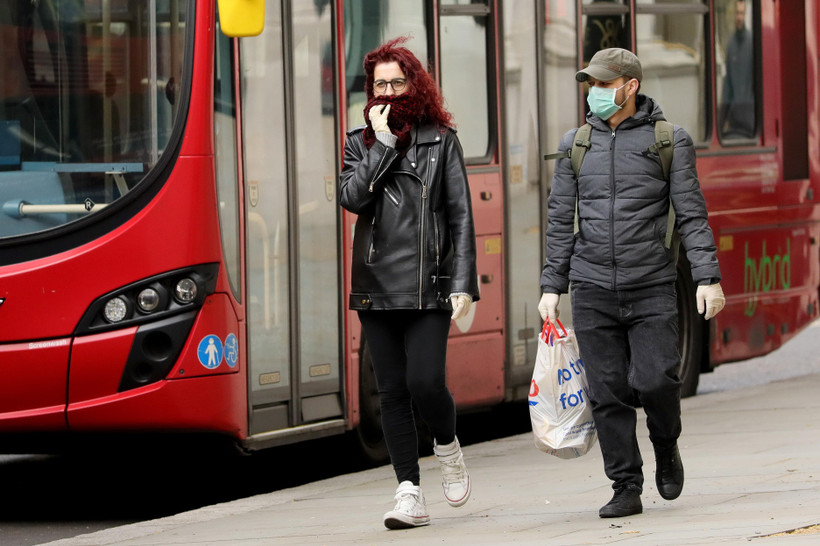 Người dân đeo khẩu trang phòng dịch COVID-19 tại London, Anh. (Ảnh: THX/TTXVN)