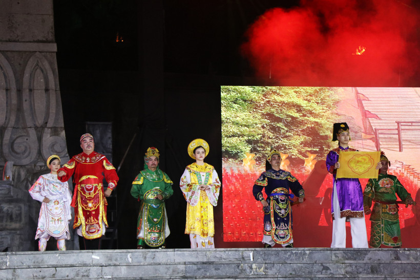 Tái hiện Lễ lên ngôi của Hoàng đế Quang Trung. (Ảnh: Tường Vi/TTXVN)