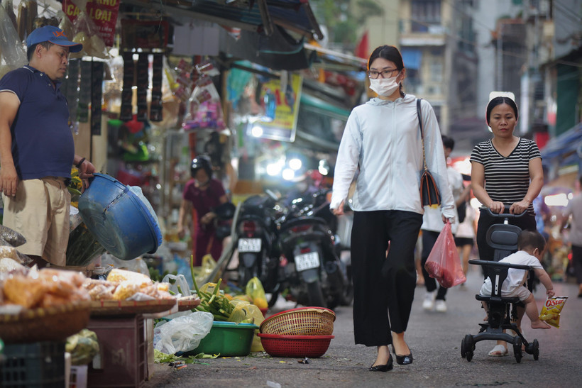Người dân đang phải đối mặt với việc giá cả hàng hóa thiết yếu, tiêu dùng liên tục tăng cao. (Ảnh minh họa: Minh Hiếu/Vietnam+)