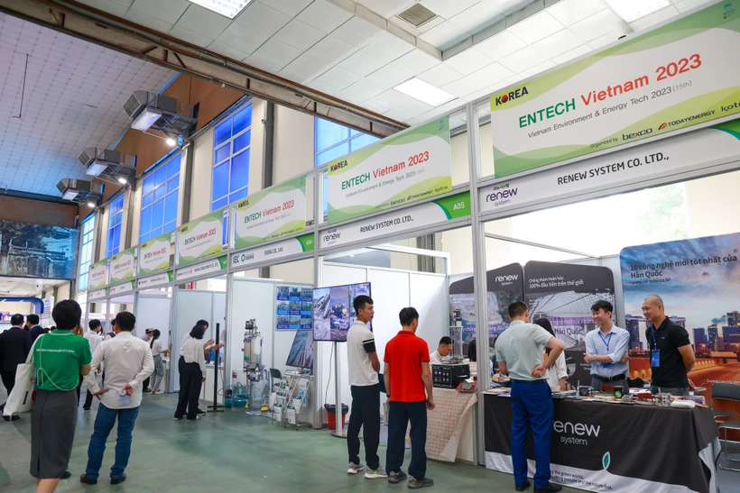 Các gian hàng của doanh nghiệp Hàn Quốc thu hút khách tham quan tại ENTECH HANOI 2023. (Ảnh: Minh Hiếu/Vietnam+)