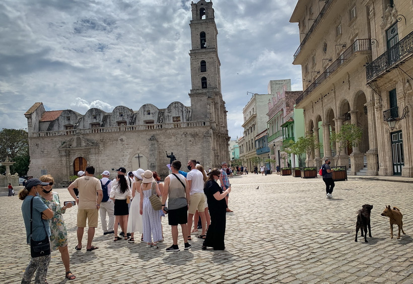 Khách du lịch Nga tham quan thủ đô La Habana, Cuba. (Ảnh: AFP/TTXVN)