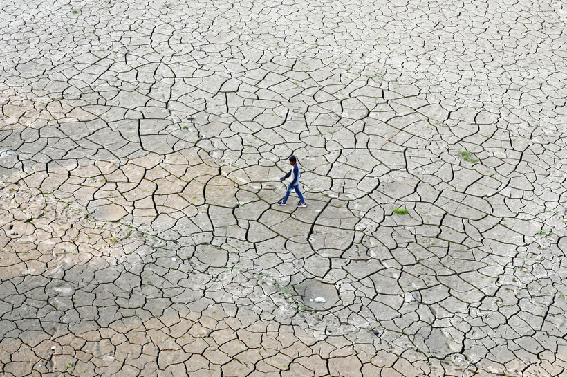 Lòng sông Ganges ở Prayagraj, Ấn Độ khô nứt nẻ do hạn hán kéo dài. (Ảnh: AFP/TTXVN)