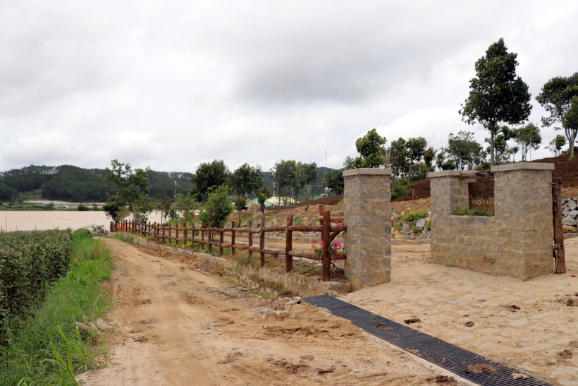 Nhiều khuôn viên có dáng dấp khu du lịch mọc đang hối hả được xây dựng ven hồ. (Ảnh: Quốc Hùng/TTXVN)