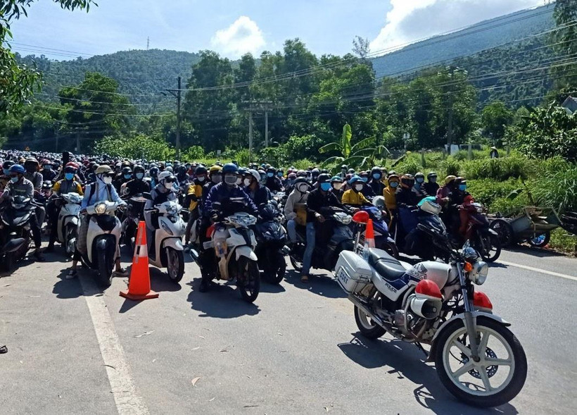 Để đảm bảo an toàn, các đoàn xe mô tô được tập trung và có Cảnh sát giao thông dẫn đoàn khi đi qua đèo Hải Vân. (Ảnh: Quốc Dũng/TTXVN)