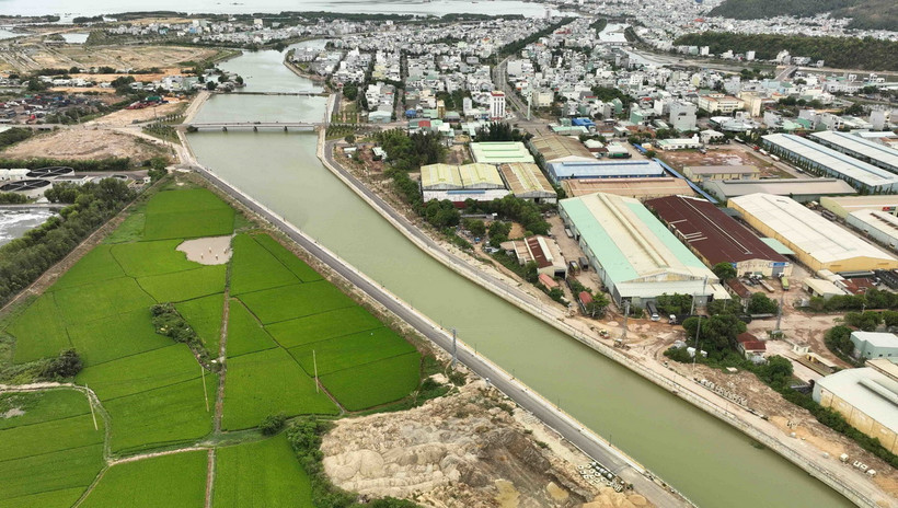 Hệ thống tiêu thoát lũ sông Dinh, thành phố Quy Nhơn, tỉnh Bình Định. (Ảnh: Vũ Sinh/TTXVN)