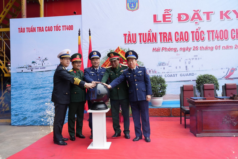 Các đại biểu thực hiện nghi thức Lễ đặt ky tàu tuần tra cao tốc TT-400. (Ảnh: TTXVN phát)