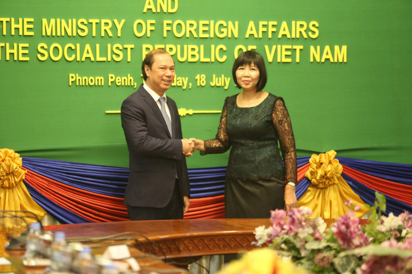 Thứ trưởng Bộ Ngoại giao Nguyễn Quốc Dũng và Quốc vụ khanh Bộ Ngoại giao và Hợp tác quốc tế Campuchia bà Eat Sophea tại hội nghị. (Ảnh: Minh Hưng/TTXVN)