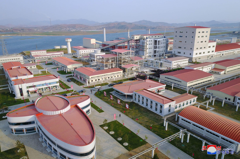 Toàn cảnh nhà máy sản xuất phân lân ở Sunchon, phía Bắc thủ đô Bình Nhưỡng. (Ảnh: Yonhap/TTXVN)