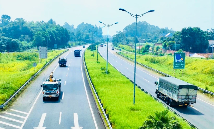 Phương tiện lưu thông trên một đoạn tuyến cao tốc đưa vào vận hành, khai thác. (Ảnh: PV/Vietnam+)