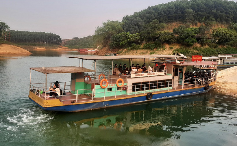 Phương tiện tàu thủy chở khách du lịch tại lòng Hồ Thác Bà. (Ảnh: Việt Hùng/Vietnam+)