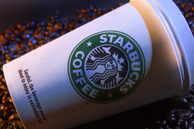 Một cốc nhãn hiệu Starbucks đựng càphê tại cửa hàng ở Washington, DC, Mỹ. (Ảnh: AFP/TTXVN)