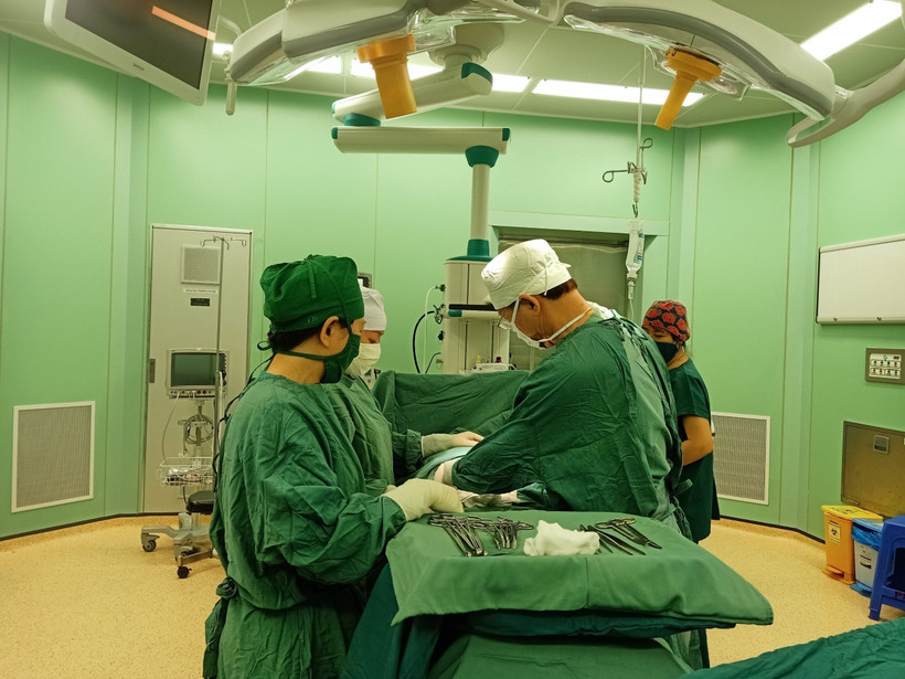 Êkíp bác sỹ mổ cấp cứu cho bệnh nhân Đ.T.C.T, 38 tuổi, trú tại thành phố Vũng Tàu bị vỡ tử cung trong quá trình chuyển dạ. (Ảnh: TTXVN phát)