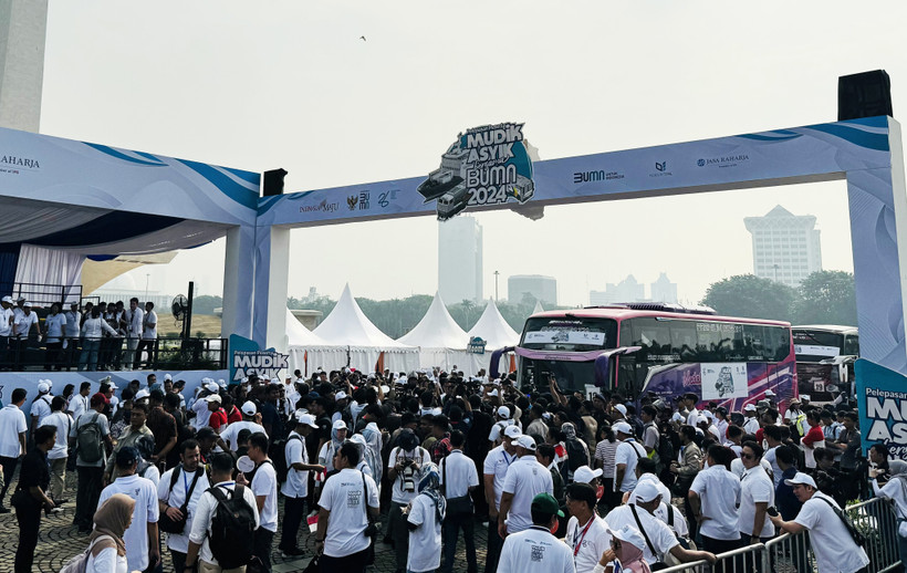 Người dân được hỗ trợ đưa về quê bằng xe buýt miễn phí. (Ảnh: Đỗ Quyên/TTXVN)