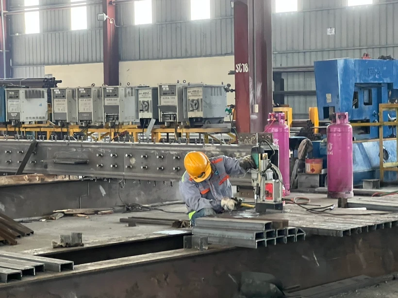 Công nhân trong giờ làm việc tại Công ty Cổ phần kết cấu thép Minh Trị, thị xã Phú Mỹ. (Ảnh: Hoàng Nhị/TTXVN)