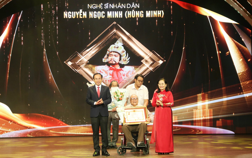 Bí thư Thành ủy Thành phố Hồ Chí Minh Nguyễn Văn Nên trao danh hiệu tôn vinh Nghệ sỹ Nhân dân Hùng Minh. (Ảnh: Thu Hương/TTXVN)