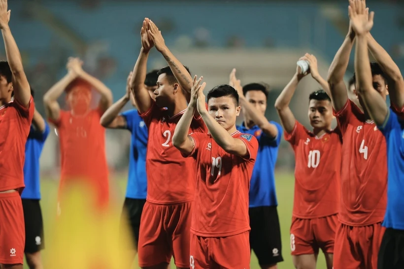 Cầu thủ Việt Nam buồn bã sau trận thua Indonesia ở Mỹ Đình. (Ảnh: Minh Quyết/TTXVN)