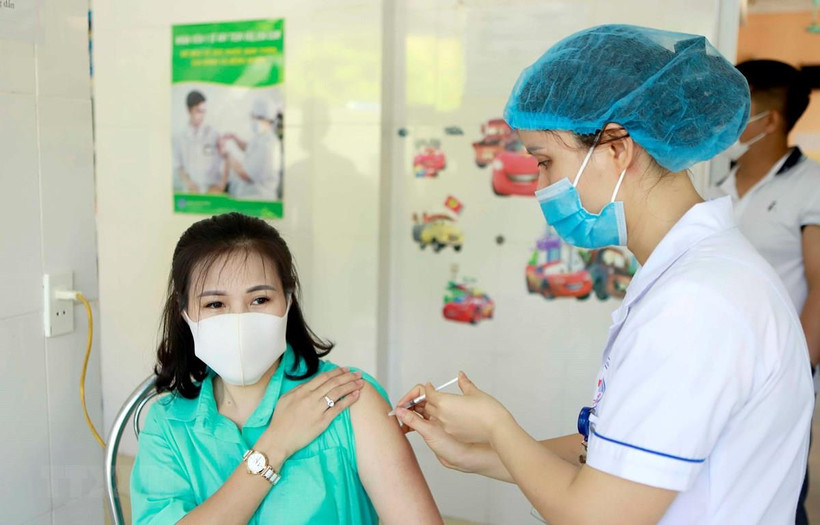Tiêm vaccine phòng COVID-19 cho các đối tượng ưu tiên tại Trung tâm y tế thành phố Vĩnh Yên, tỉnh Vĩnh Phúc. (Ảnh: Hoàng Hùng/TTXVN)