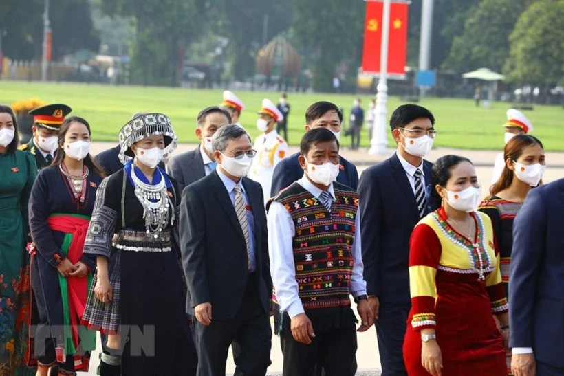 Các đại biểu Quốc hội vào Lăng viếng Chủ tịch Hồ Chí Minh. (Ảnh: Nguyễn Điệp/TTXVN)