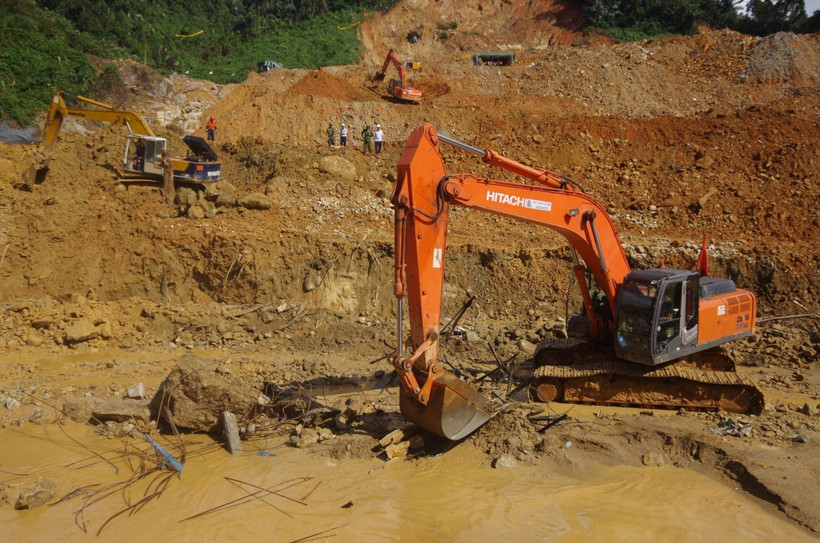 Sử dụng máy xúc đẩy nhanh tiến độ tìm kiếm. (Ảnh: TTXVN phát)