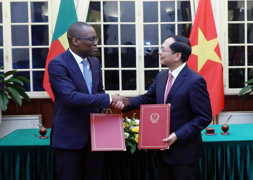 Bộ trưởng Bộ Ngoại giao Bùi Thanh Sơn với Bộ trưởng Ngoại giao Cộng hòa Benin Olushegun Adjadi Bakari trao bản ghi nhớ hợp tác giữa Bộ Ngoại giao 2 nước. (Ảnh: Phạm Kiên/TTXVN)