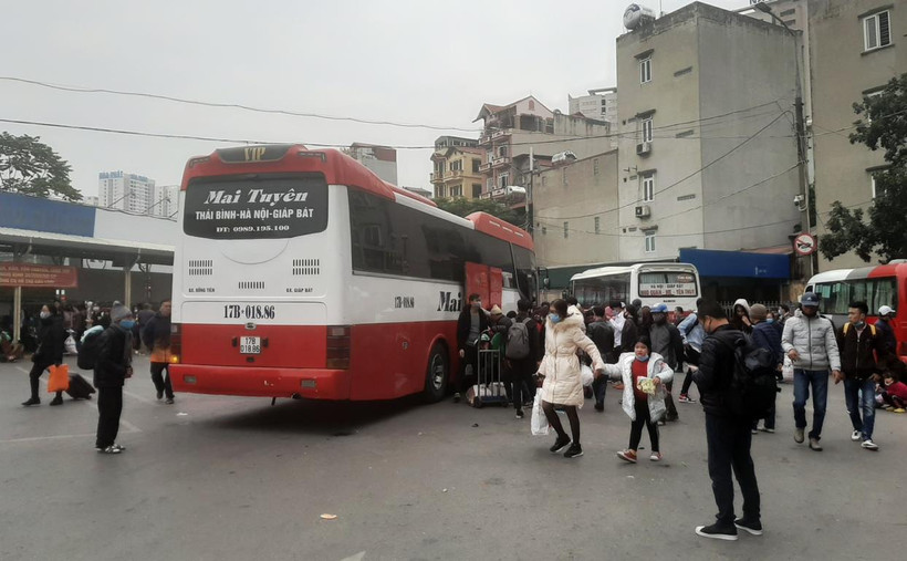 Hành khách mệt nhoài trở về Thủ đô Hà Nội sau dịp nghỉ Tết Dương lịch 2021. (Ảnh: Việt Hùng/Vietnam+)