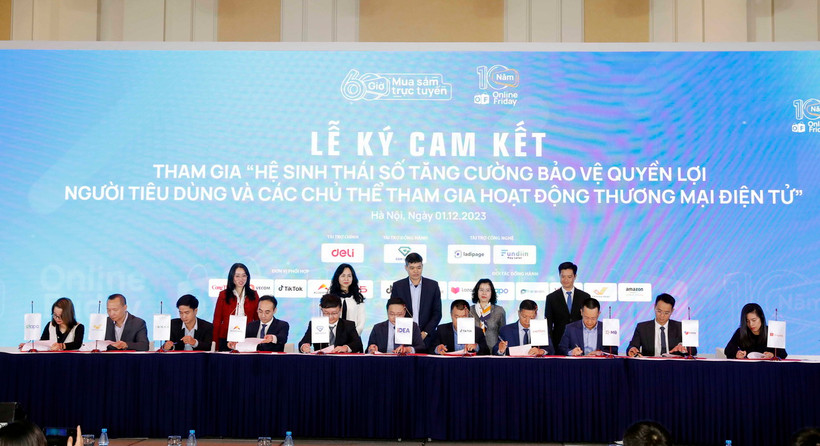 Đại diện các doanh nghiệp, đơn vị chức năng ký cam kết bảo vệ quyền lợi người tiêu dùng và các chủ thể tham gia hoạt động thương mại điện tử. (Ảnh: Trần Việt/TTXVN)