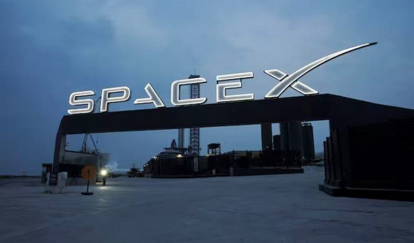 Biểu tượng của Tập đoàn SpaceX tại cổng vào trung tâm vũ trụ Brownsville ở Texas, Mỹ. (Ảnh: Reuters/TTXVN)