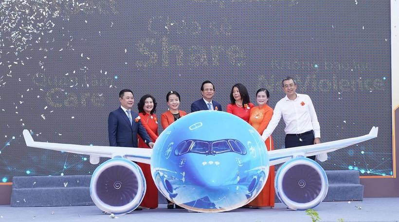 Đại diện các đơn vị thực hiện nghi thức nhấn nút phát động “Tháng hành động vì bình đẳng giới và phòng ngừa, ứng phó với bạo lực trên cơ sở giới năm 2023”. (Ảnh: PV/Vietnam+)