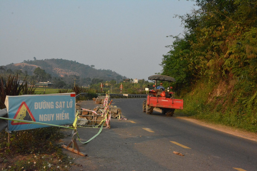 Tuyến giao thông huyết mạch nối huyện Lắk với huyện Krông Ana, tỉnh Đắk Lắk bị sạt lở gây nguy hiểm cho giao thông và ảnh hưởng tới giao lưu kinh tế. (Ảnh: Tuấn Anh/TTXVN)