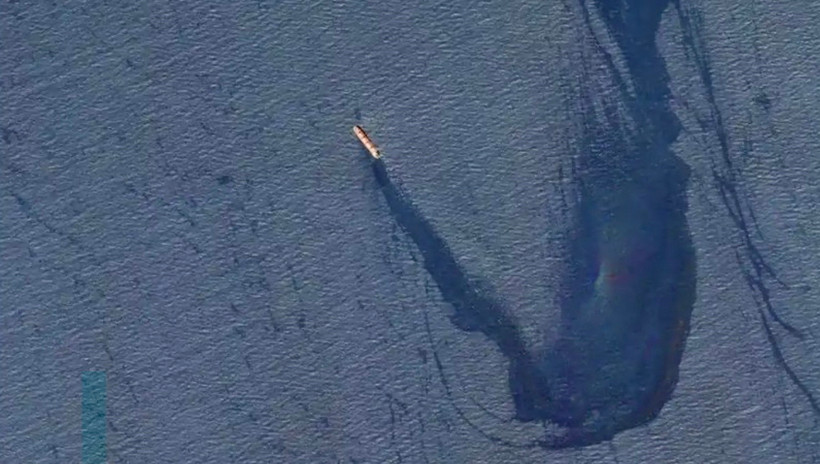 Hình ảnh từ Bộ Chỉ huy trung tâm Mỹ cho thấy tàu chở dầu của Anh bị rò rỉ sau khi bị lực lượng Houthi tấn công ngày 6/3/2024. (Ảnh: AFP/TTXVN)