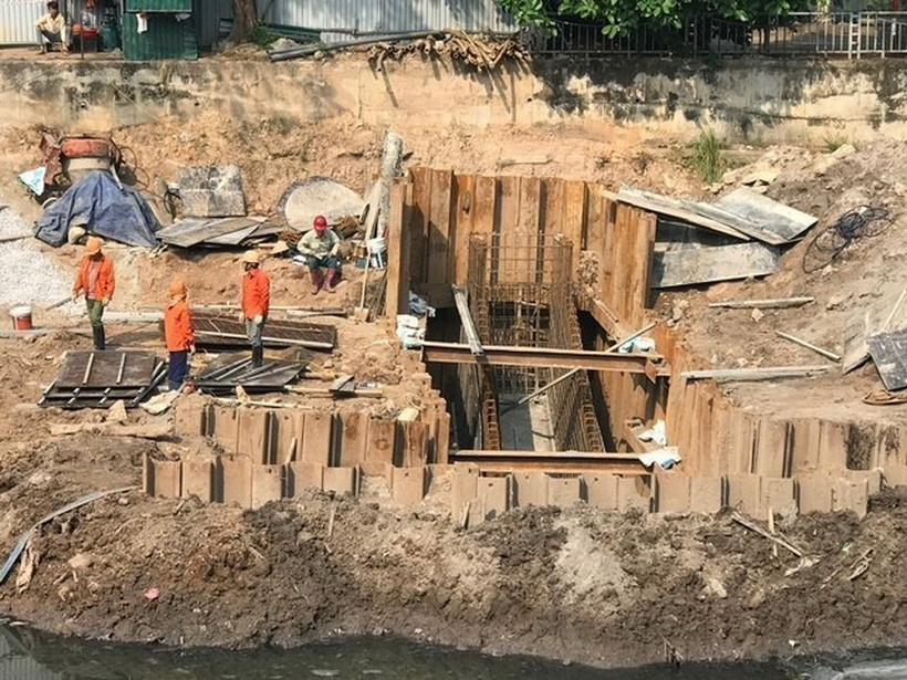 Thi công hệ thống cống bao cho sông Tô Lịch và cống chính Dự án hạ tầng xử lý nước thải Yên Xá. (Ảnh: TTXVN phát)