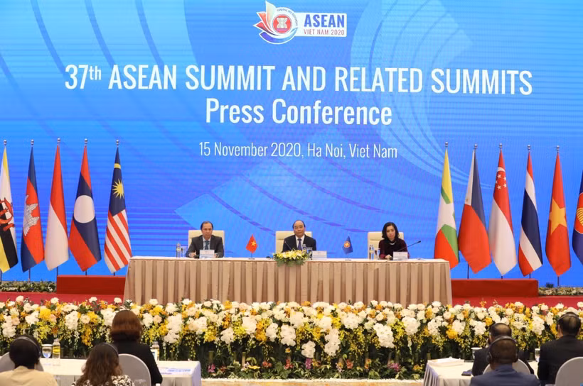 Thủ tướng Nguyễn Xuân Phúc, Chủ tịch ASEAN 2020 chủ trì buổi họp báo. (Ảnh: Văn Điệp/TTXVN)