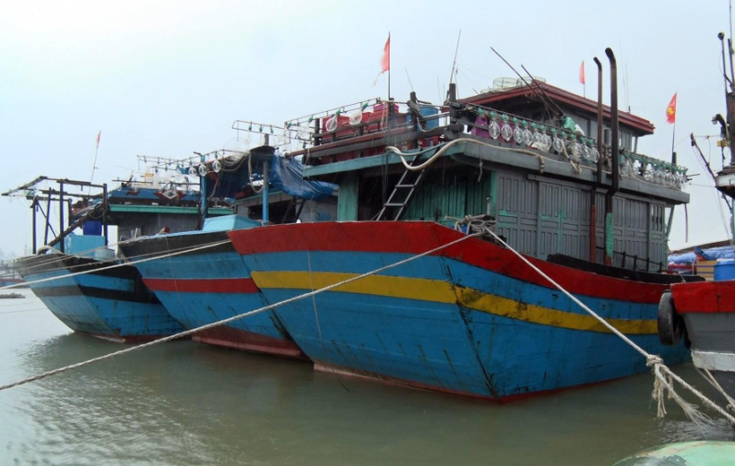 Các tàu cá neo đậu tránh trú bão số 13 tại âu thuyền xã Phú Hải, huyện Phú Vang. (Ảnh: Đỗ Trưởng/TTXVN)