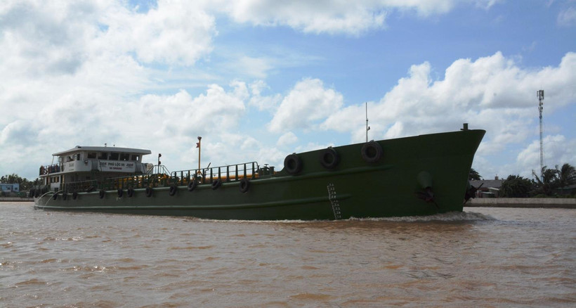 Trong thời điểm dịch bệnh COVID-19 hiện nay, vận tải hàng hóa đường thủy càng thể hiện được ưu điểm do ít tiếp xúc với cộng đồng dân cư. (Ảnh: Việt Hùng/Vietnam+)