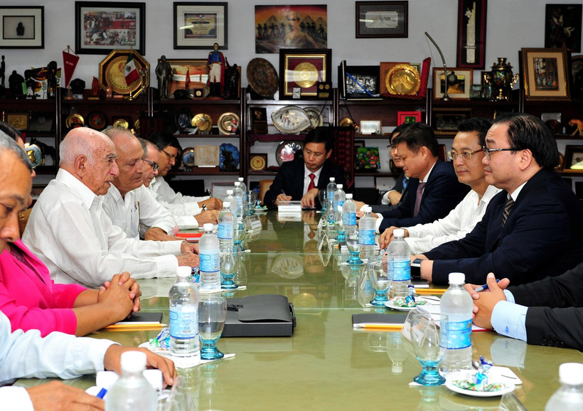 Bí thư Thành ủy Hà Nội Hoàng Trung Hải hội kiến Bí thư thứ hai Ban Chấp hành Trung ương Đảng Cộng sản Cuba José Ramón Machado Ventura. (Ảnh: Lê Hà/TTXVN)