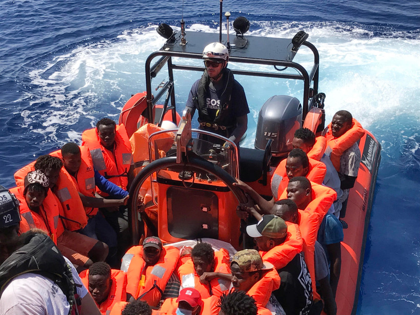 Những người di cư gặp nạn ở ngoài khơi Libya được tàu Ocean Viking cứu ngày 11/8. (Ảnh: AFP/TTXVN)