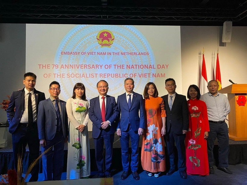 Đại sứ Ngô Hướng Nam và toàn thể cán bộ, nhân viên Đại sứ quán Việt Nam tại Hà Lan chụp ảnh lưu niệm tại buổi lễ. (Ảnh: TTXVN phát)