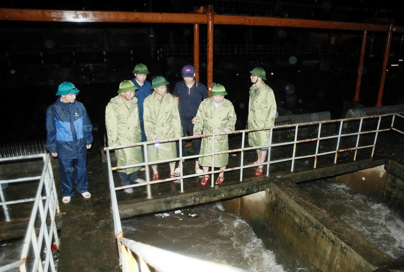 Chủ tịch UBND thành phố Nam Định Nguyễn Tiến Dũng kiểm tra công tác tiêu thoát nước tại trạm bơm Kênh Gia và trạm bơm Quán Chuột, thành phố Nam Định. (Ảnh: Thái Thuần/TTXVN)