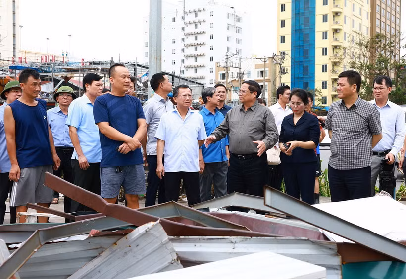 Thủ tướng Phạm Minh Chính kiểm tra thiệt hại do cơn bão số 3 gây ra tại Quảng Ninh. (Ảnh: Dương Giang/TTXVN)